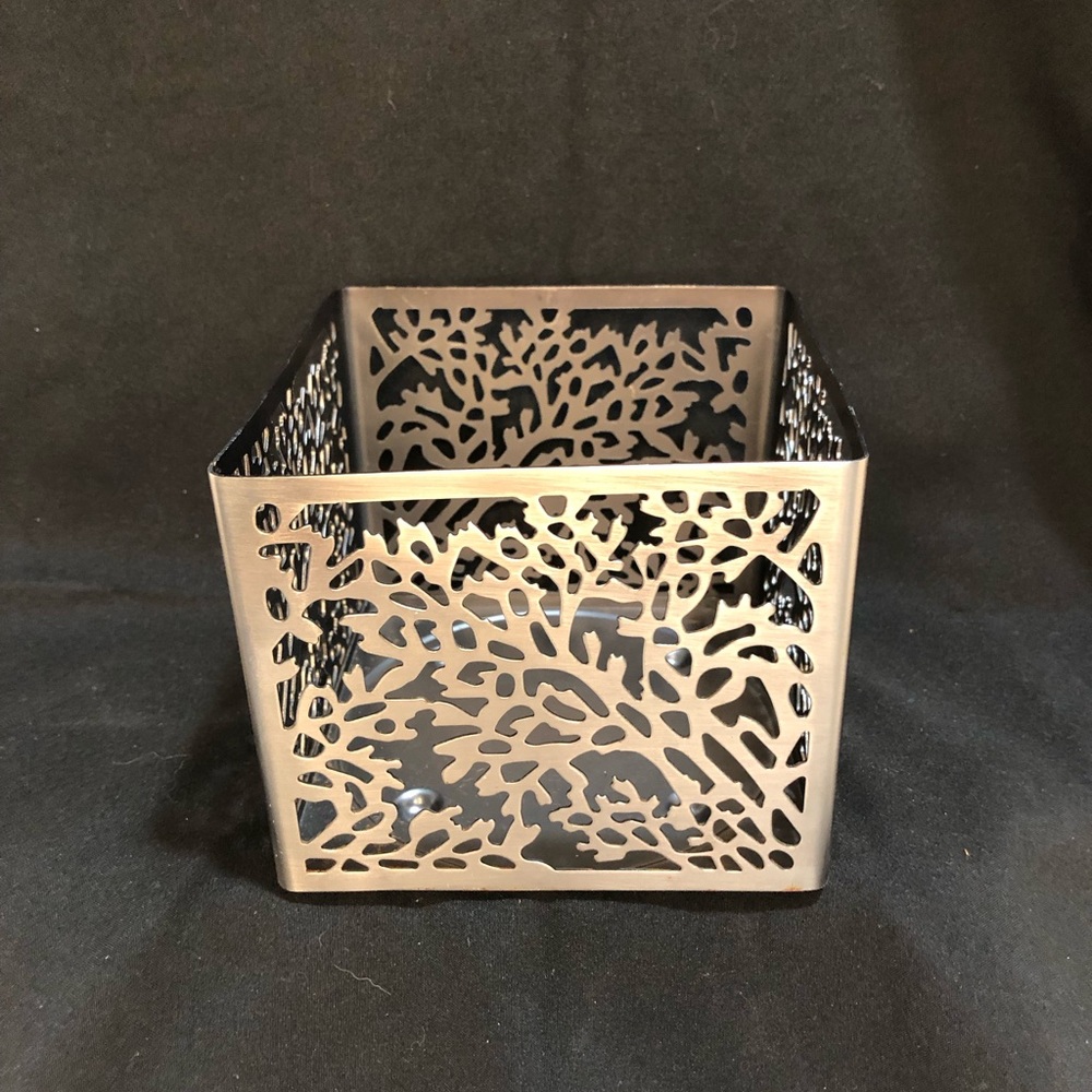 Bath & Body Works Slatkin & Co Coral 3-Wick Candle Holder, 4”
